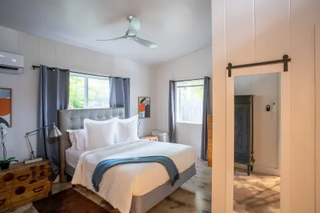 Walk to Wilton Drive - Spacious & Quiet Villa #2 HOT TUB! Отели в г. Уилтон Манорс