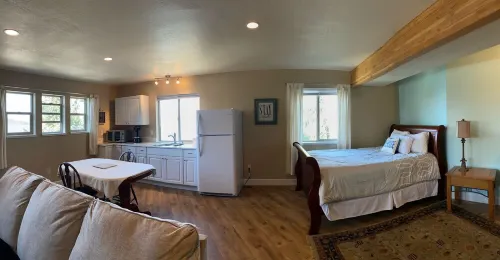 Silver Beach Getaway- Cozy Studio, Private Dock on Lake CDA!