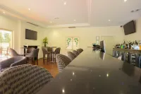 Best Western Plus Hovell Tree Inn - bar