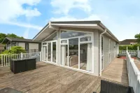 Remarkable 3-Bed Lodge in Honiton فنادق في Burlescombe