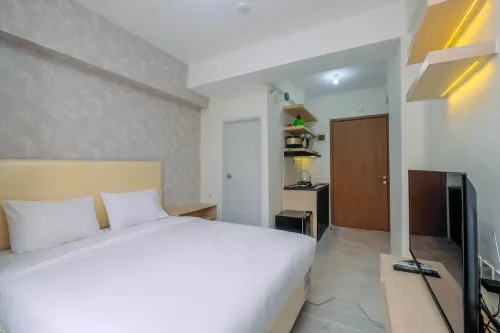 Graceful Studio Room at Podomoro Golf View Apartment by Travelio - Parkplatz