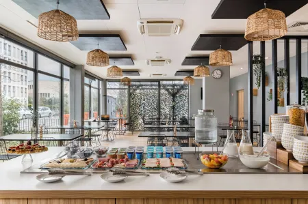 Appart hôtel Q7 Lodge Lyon 7 Отели рядом с достопримечательностью «Университет Люмьер Лион 2 - Кампус Берж дю Рона»