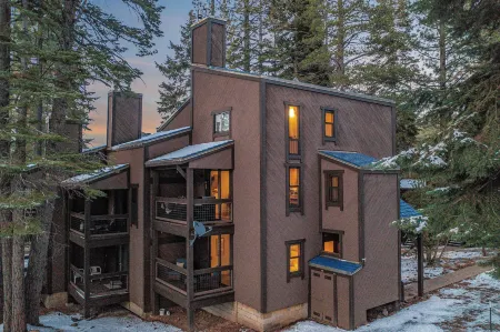 Arroyo by AvantStay Peaceful Mountain Townhouse w Large Private Balcony Отели в г. Tahoma