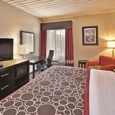 La Quinta Inn & Suites by Wyndham Elkview - Charleston NE