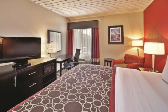 La Quinta Inn & Suites by Wyndham Elkview - Charleston NE Hotels in Kanawha County
