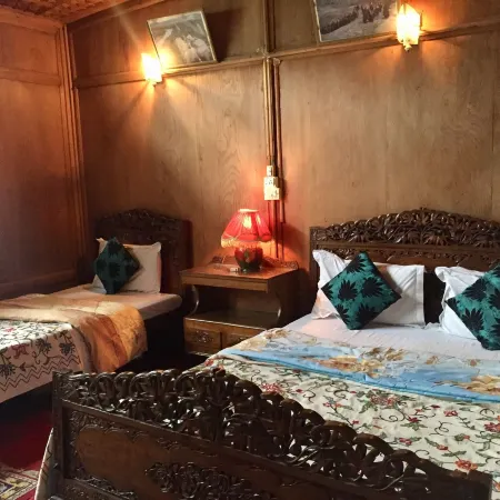New Sea Palace Houseboats