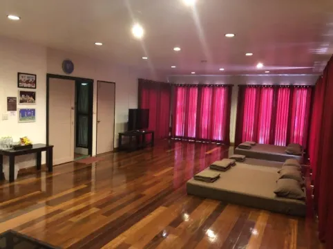 ห้องครอบครัวริมสระว่ายน้ำ