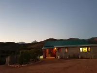 Zwartberg View Mountain Lodge Các khách sạn ở De Rust