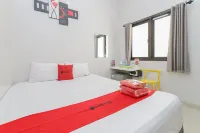 RedDoorz at K23 Rungkut Madya Hotels in Rungkut