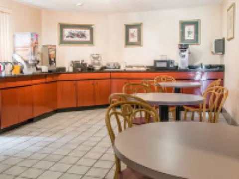 Days Inn by Wyndham Flint / Bishop International Airport Hotels in Flint