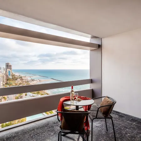 The Seasons Hotel -Studio & Suite