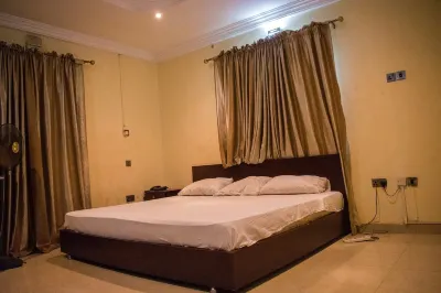 Taverna Guest House فنادق في Ota