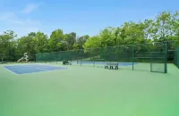 Two King Beds, Cozy Chalet Style Cabin in the Woods Resort, Lvl 1 EV