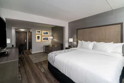 La Quinta Inn & Suites by Wyndham Raleigh Downtown North