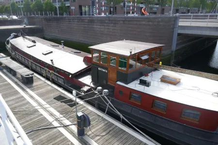 Boathotel Rotterdam Anna Отели рядом с достопримечательностью «KPN Telecom Building / Toren op Zuid»