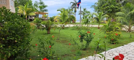 Seaside Chateau Resort Отели рядом с достопримечательностью «The Belize Sign Monument»