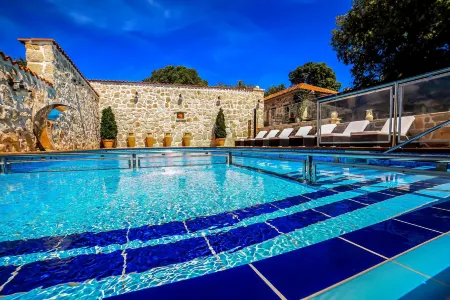 Heritage Hotel & Estate Raznjevica Dvori AD 1307 Отели в г. Sveti Filip i Jakov