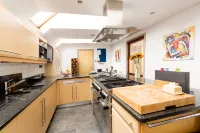 Spacious 4 Bedroom Apartment in Oxford City Centre, Near Colleges & Botanical Gardens