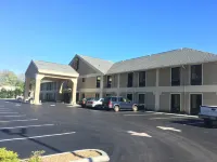 Super 8 by Wyndham Erwin Hotel dekat Zane Whitson Welcome Center
