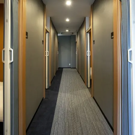 R9 Hostel Tochigi Ekimae - Male Only Отели рядом с достопримечательностью «Железнодорожный вокзал Тотиги»