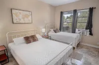 Cozy Downtown Guest House 2Br/1BA Sleeps 8