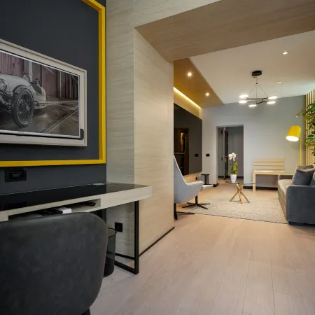 Maccani Black Luxury Suites