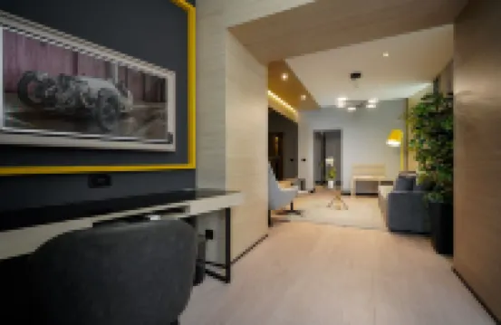 Maccani Black Luxury Suites