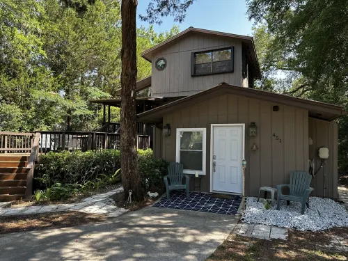 Poppy's Place is your unique Steinhatchee destination with river/gulf access Hotel di Steinhatchee