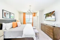 Upstay 32 Guest Mansion - Pool, Hot Tub and Games