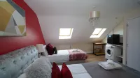 59B Comfortable 3 Bedroom House by Easy 2 Manage Hotels near Heathrow Terminal 5 station