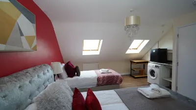 59B Comfortable 3 Bedroom House by Easy 2 Manage Hotels near Heathrow Terminal 5 station
