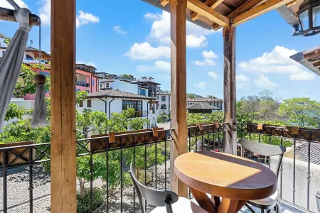 Trendy Condo with Modern Decor, Stunning Ocean Views, and Exclusive Beach Club Access