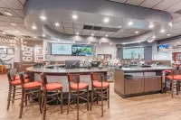 Ramada by Wyndham Sioux Falls Airport-Waterpark & Event Ctr - bar