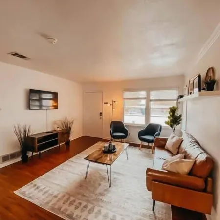 The Burrow-Cozy 3 Bdrm HM - Free Parking