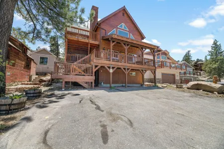 Boulder Bay Park Lakefront - Across the Street from the Lake and Boulder Bay Park! Hot Tub! Отели рядом с достопримечательностью «оз. Биг Бэар»