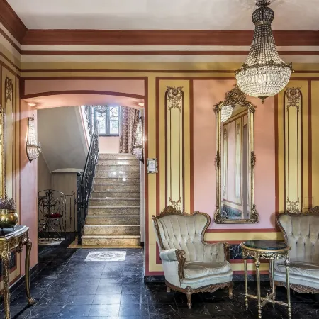 Old Time Hotel Отели рядом с достопримечательностью «Галерея Foto-Medium-Art»