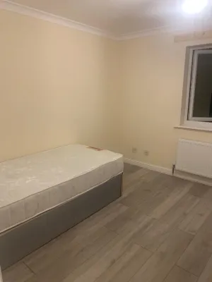 2 Bedroom House - Sleeps 5 - Free Parking Wifi Hotels near Osterley