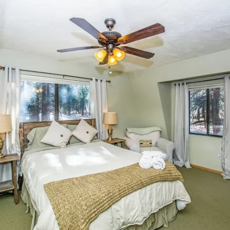 88 Acres Cottage in Big Bear w HotTub