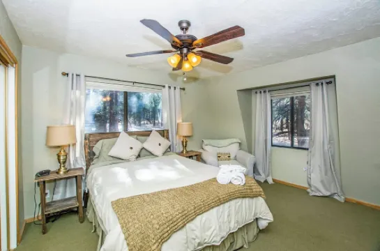 88 Acres Cottage in Big Bear w HotTub