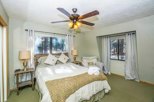 88 Acres Cottage in Big Bear w HotTub