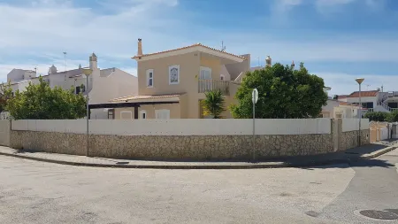 4 Bedrooms Armacao de Pera Private Pool Villa Отели в г. Силвиш