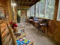 Streamsong เคบินที่มีวิวลำธารที่สงบและอุปกรณ์อาบน้ำร้อนและโต๊ะพูล โดย RedAwning