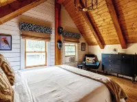 Private, Modern, Pet-Friendly Log Cabin Getaway on 6 Acres, Ξενοδοχεία στην πόλη Marbletown