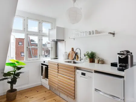 Sanders Saint - Loft One-Bedroom Apartment by the Charming Canals Отели рядом с достопримечательностью «Hojbro Plads»