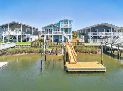 Canal House 2 short blocks to the beach with beach access!