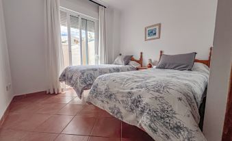 Bright 2-Bedroom Apartment with Private Patio and Communal Roof Terrace in Centr