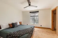 NEW! Remodeled Modern Creekside, 30min from Yosemite