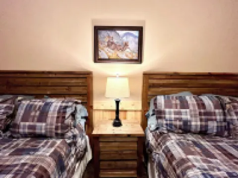 Yellowstone's Premier Hideaway! King Bed, Fire Pit, Dog & Wheelchair Friendly!