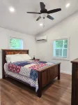 Quiet cabin 30 min from wineries, restaurants, Sugar Creek & Walnut Creek.