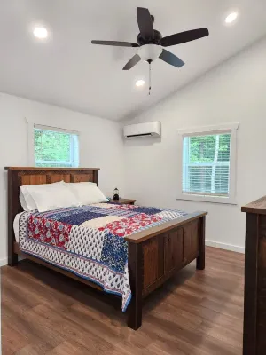 Quiet cabin 30 min from wineries, restaurants, Sugar Creek & Walnut Creek.